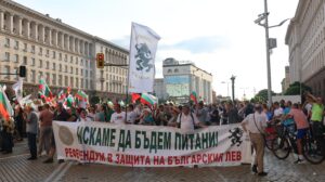 СБЛЪСЪК: Протестиращи опитват да нахлуят в НС (НА ЖИВО)