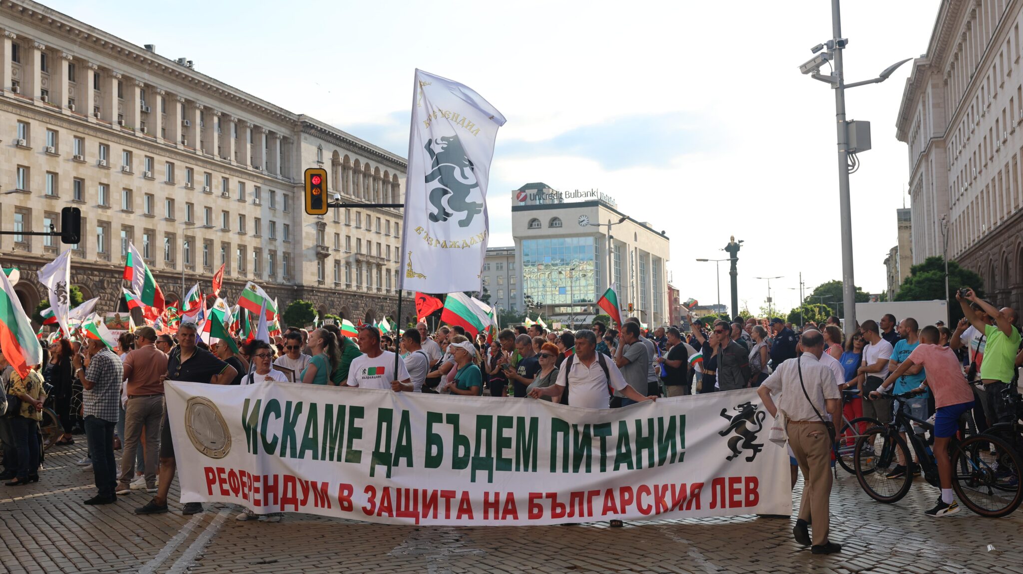 Точно след 12 ч протестиращите пресякоха булеварда и застанаха точно