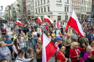 Полша разтърсена от антиимиграционни протести и контрадемонстрации в над 80 града