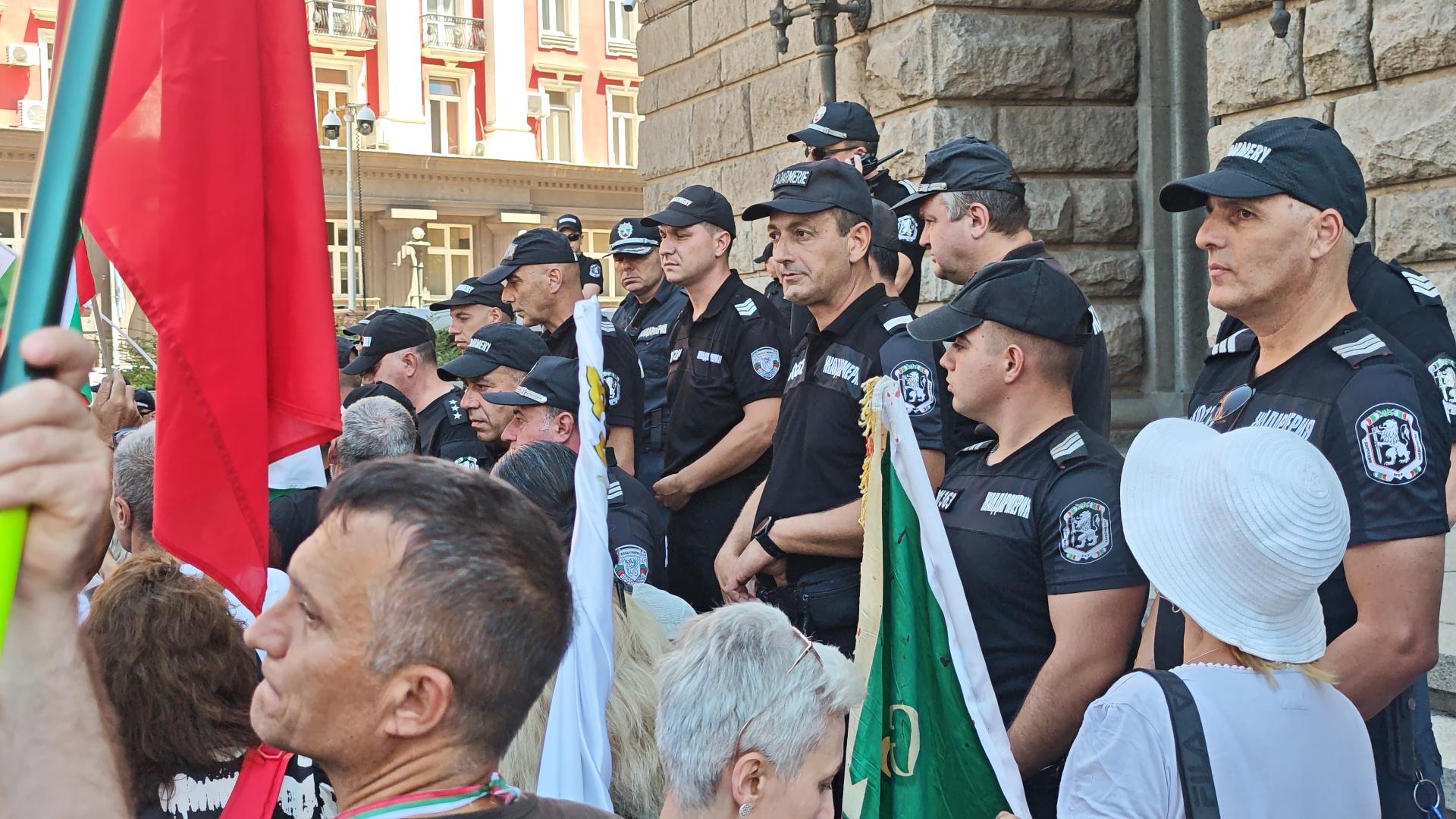 8222 Пеевски прати полиция за да репресира протестиращите в центъра на