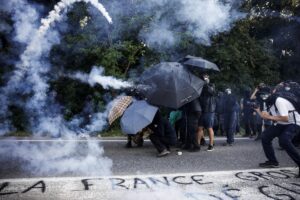 „Блокираме всичко“: Протестите във Франция продължават, отново има сблъсъци (ВИДЕО)