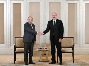 Историческа среща: Алиев и Пашинян разговаряха в ОАЕ