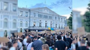 НЕВИЖДАНО по време на войната: Многохилядни протести разтърсват Украйна