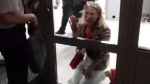 Шок на летище София: „Полицията посегна на жена“, тя се моли на колене(ВИДЕО)