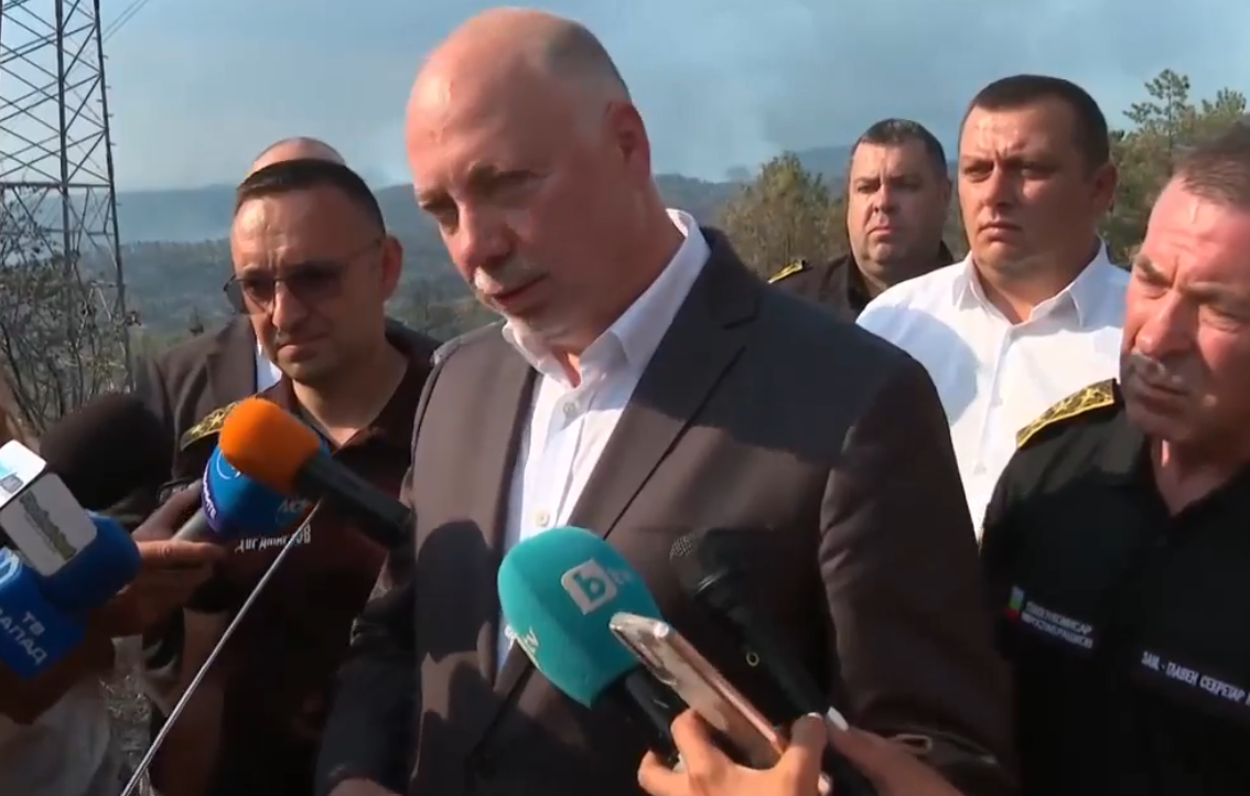 Премиерът Росен Желязков и представители на пожарната дават извънреден брифинг