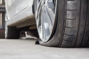 Абсурд на пътя: Глобиха шофьорка, спукала гума в необозначена дупка