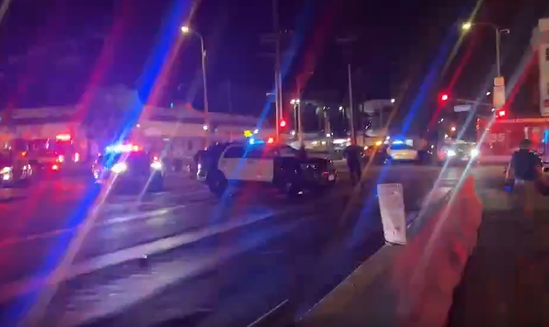 Най малко 30 души са били ранени след като лек автомобил