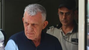 НАД 3 ЧАСА: Антикорупционната комисия разпита Паскал (СНИМКИ)