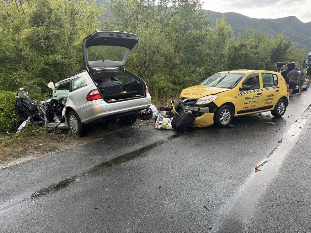 Турски гражданин шофьор на автомобил 8222 Мерцедес 8222 е загинал при тежка катастрофа тази сутрин станала на международен