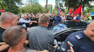 Ескалация в Сопот: Протестът срещу Фон дер Лайен прерасна в сблъсък, има задържан (СНИМКИ)