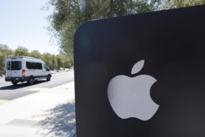 Apple съди бивш служител за кражба на търговски тайни, свързани с Apple Watch, и предаването им на Oppo