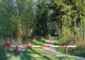Незаконна бариера таксува автомобили и пешеходци в Божурище
