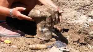 Впечатляващо: Археолози откриха гигантската ръка на Херакъл (ВИДЕО)