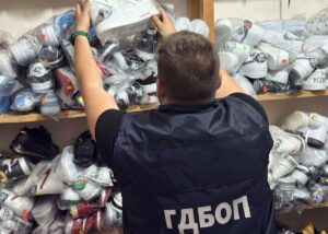 Съвместна акция на прокуратурата и ГДБОП разкри мрежа за продажба на фалшиви стоки по морето (СНИМКИ)
