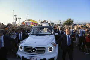 Папа Лъв XIV посрещнат като рок звезда от близо милион млади поклонници край Рим