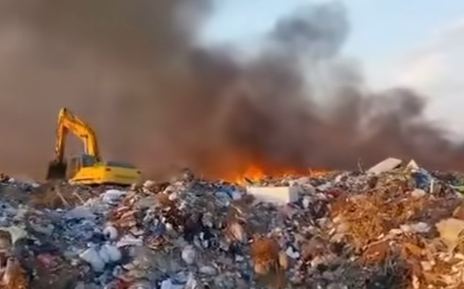 Пожар гори във втората клетка на Регионалното депо за битови