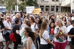 Протестите за починалата родилка в Русе ескалираха: Протестиращите нахлуха в болницата