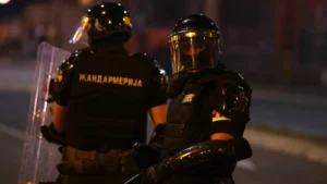 Продължават арестите след протестите в Нови Сад – студенти блокираха съда (ВИДЕО)