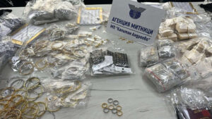 Митничари задържаха контрабандни бижута за над 300 000 лева на ГКПП „Капитан Андреево“ (СНИМКИ)