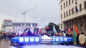 ЕСКАЛАЦИЯ: „Възраждане“ се опитват да свалят украинското знаме от Общината (ВИДЕО)