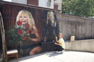 Портрет на Лили Иванова грейна върху стена в столицата