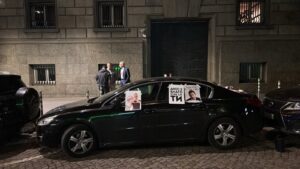 „Ходи пеша, бе!“ – Блокираха колите на Борисов и Пеевски пред парламента