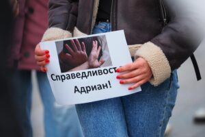 „Заради травмата не може да ходи на училище сам“: Говори бащата на Адриан