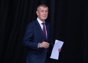 Бившият чешки премиер Андрей Бабиш нападнат по време на предизборен митинг, откаран е в болница