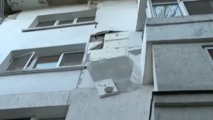 Десетки семейства напуснаха домовете си заради рушащ се блок над строежа на метрото