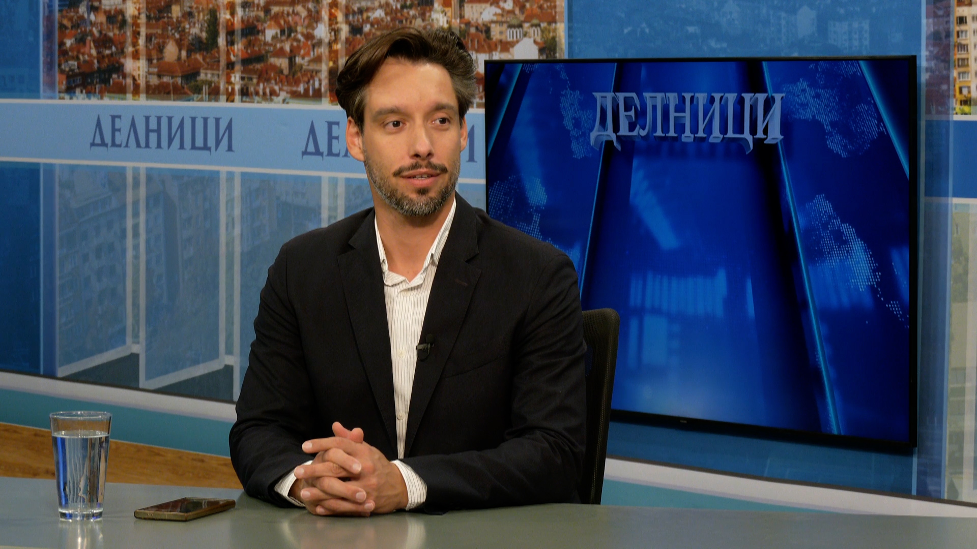 8222 И малките деца знаят че за банки се говори внимателно