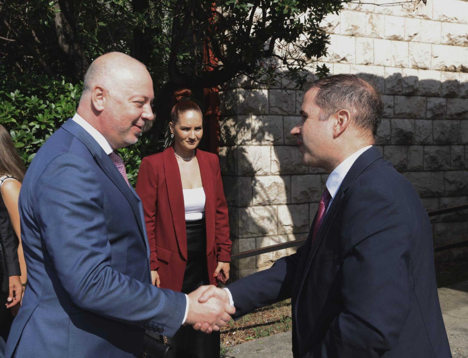 Във Факултета по политически науки министър председателят Росен Желязков откри бюст паметник