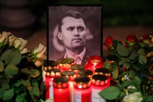 Вицепрезидентът Ванс в самолета с ковчега на Чарли Кърк, съпругата му утешава вдовицата