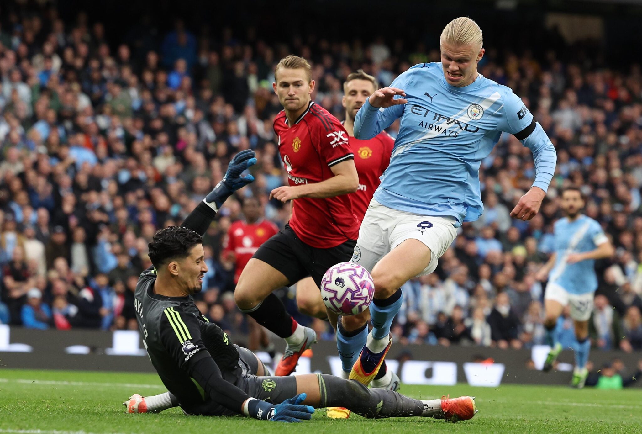 Манчестър Сити постигна убедителна победа с 3 0 над градския съперник