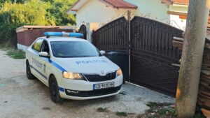 Гневни роднини на починал мъж нападнаха къщата на наркодилър в Ботевград (СНИМКИ/ВИДЕО)