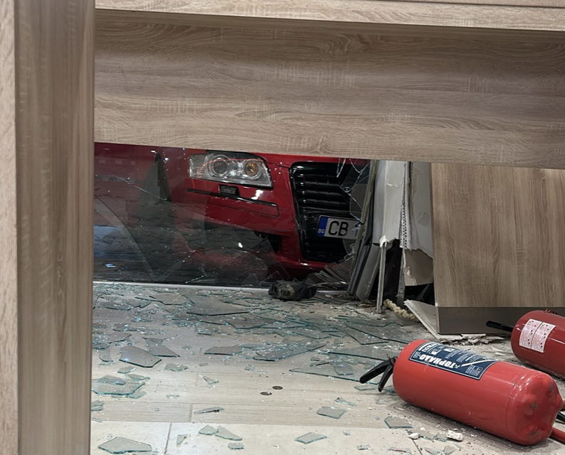 Луксозен автомобил се вряза в бензиностанция в София показват кадри