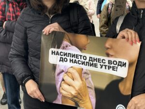 Българите винят семейството за насилието между деца