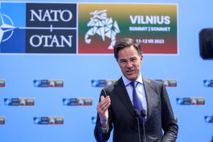 Марк Рюте: НАТО не трябва да сваля руски самолети