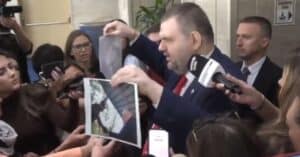 „Пърформанс“: Пеевски показа СНИМКА на Бойко Рашков в Пазарджик, купувани ли са гласове?