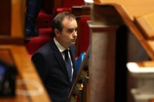 Премиерът на Франция Льокорню замразява пенсионната реформа в опит да спаси непопулярното правителство