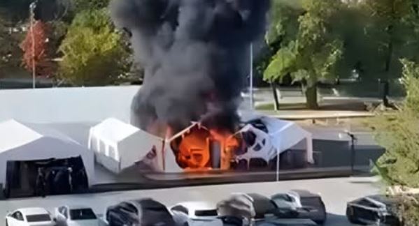 Пожар избухна в един от шатрите пред Народното събрание на