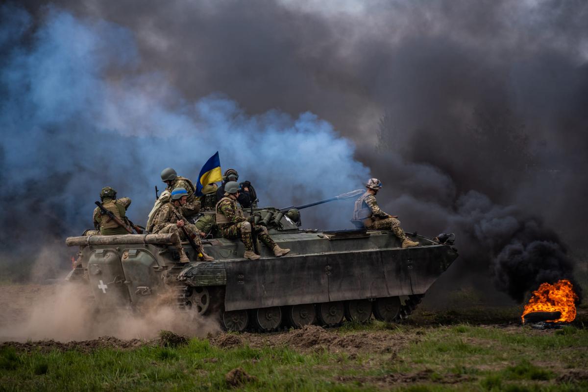 Украински войници на БТР