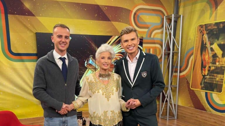 Младият Пазител на духа Андрей Димитров получава специален приз от „Вечните песни на България“ в чест на Деня на народните будители