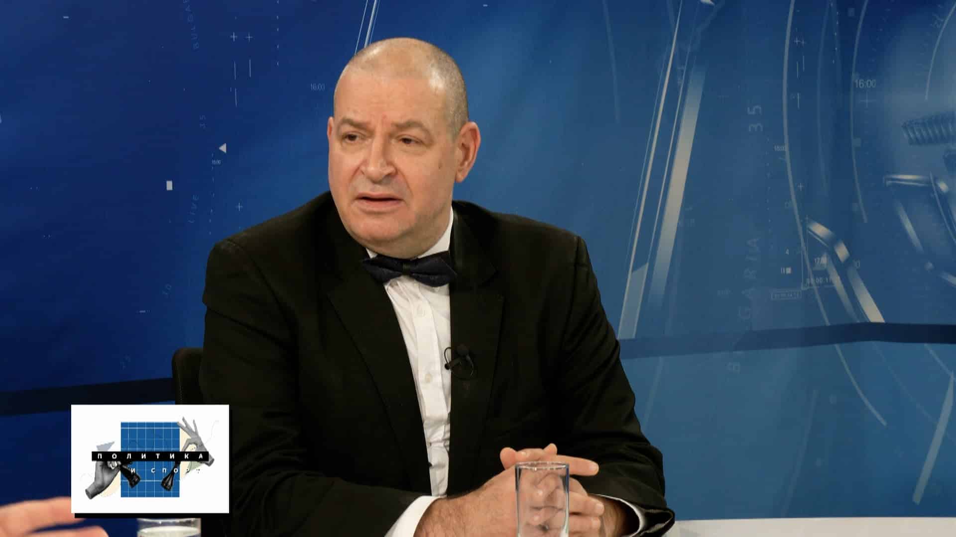 В предаването Политика и спорт политическият анализатор Николай Гацев остро