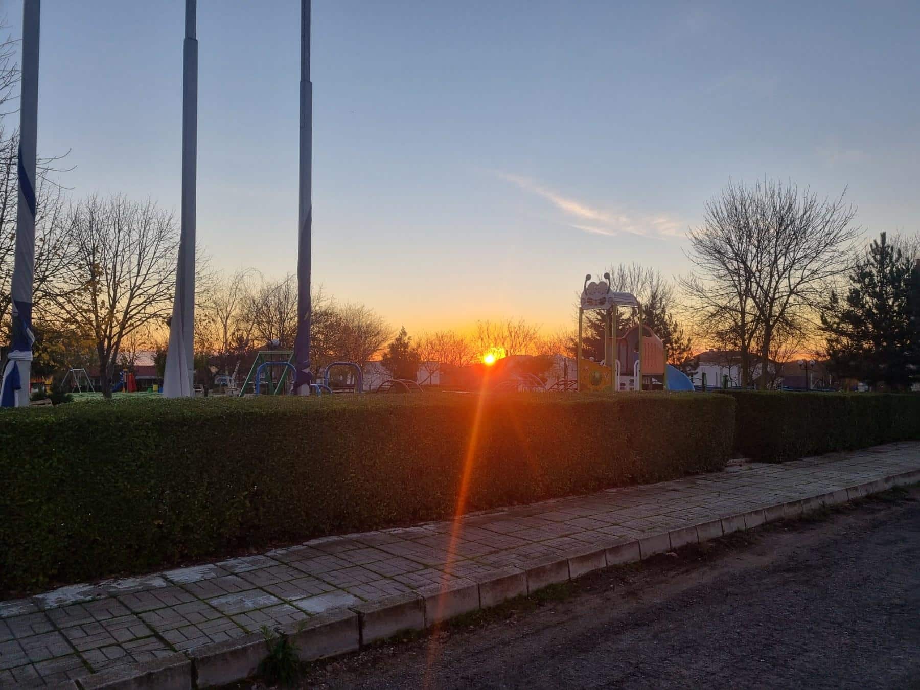 Необичайна светлина и мощен тътен разтревожиха жителите на Синеморец в