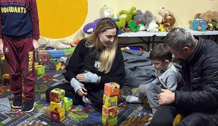 Анджелина Джоли в Украйна