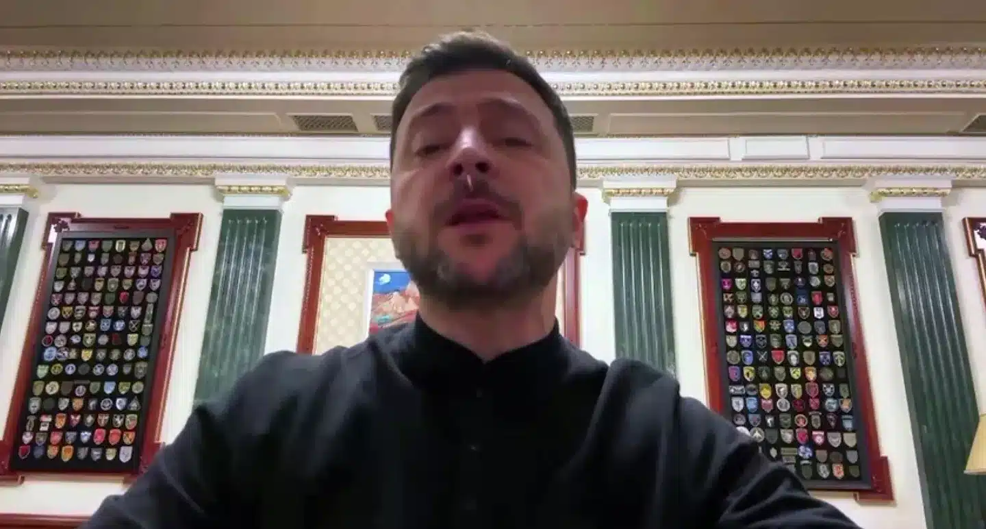 Бяла субстанция излетя от носа на Зеленски