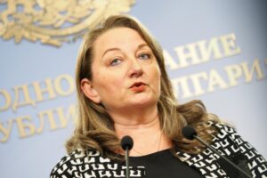 Сачева: Внесохме редовния бюджет заради БСП, удължителният може да мине на две четения днес