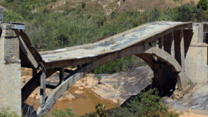 Част от новооткрит мост в Китай се срути