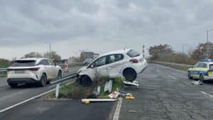 24-годишна жена катастрофира на пътя Бургас–Сарафово: автомобилът  се качи върху мантинела