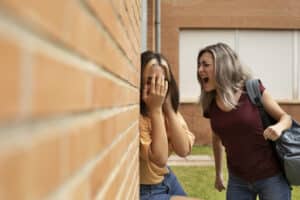 Скандал в училище: спор между прерасна в побой и арест